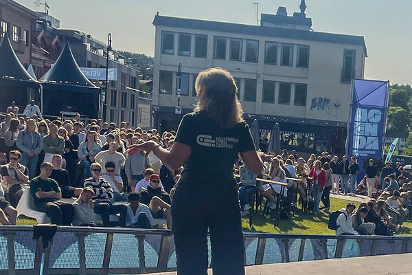 Flere hundre elever og annet festivalpublikum fikk høre om muligheter teknisk utdannelse og yrkesliv gir.