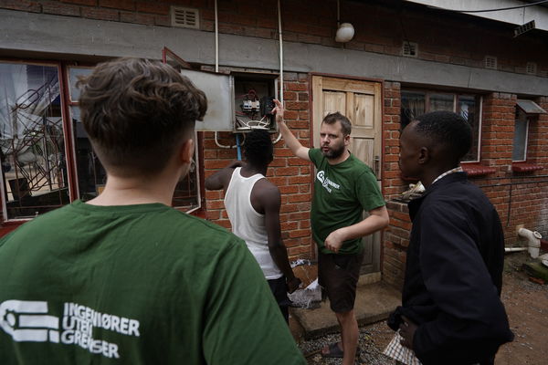 Godt samarbeid og problemløsning sammen med teknisk ansvarlige hos Themba Hope Project.