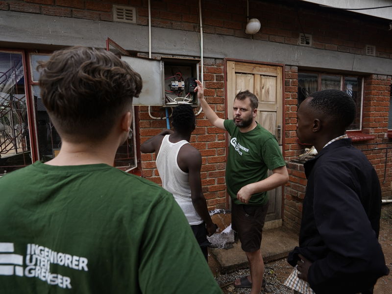 Godt samarbeid og problemløsning sammen med teknisk ansvarlige hos Themba Hope Project.