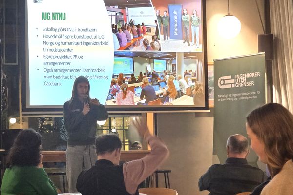 Ester Halvorsen, leder i IUG NTNU fortalte om stort engasjement på Gløshaugen - og muligheter for samarbeid med yrkesaktive.