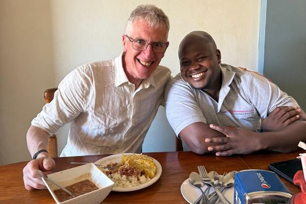 Uganda april 2025. God stemning på veikro i Mpigi, hvor Edwin Mpaabe fra Strømmestiftelsen har hjulpet med matbestilling på Luganda. Love carbo, ikke Lav karbo...