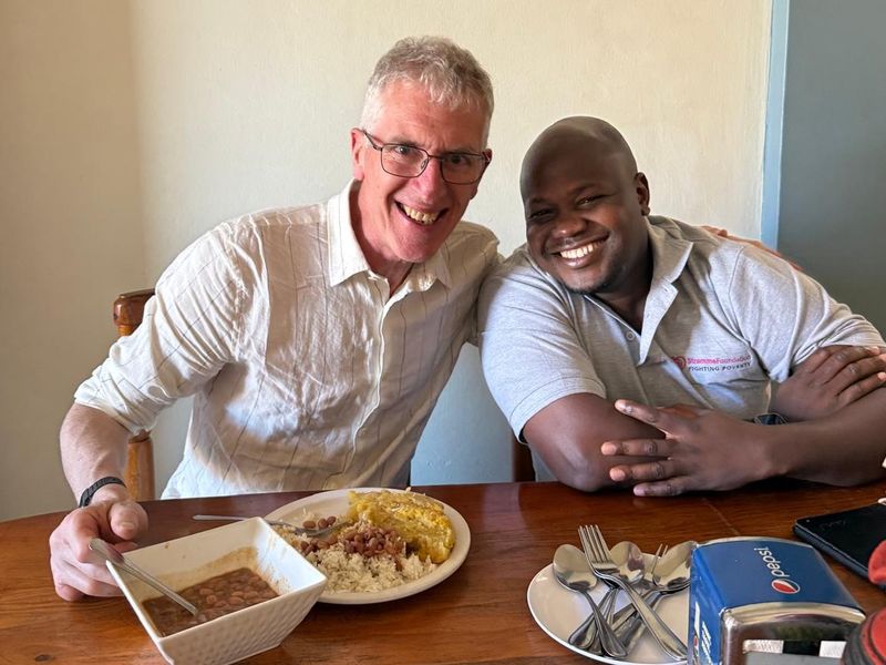 Uganda april 2025. God stemning på veikro i Mpigi, hvor Edwin Mpaabe fra Strømmestiftelsen har hjulpet med matbestilling på Luganda. Love carbo, ikke Lav karbo...