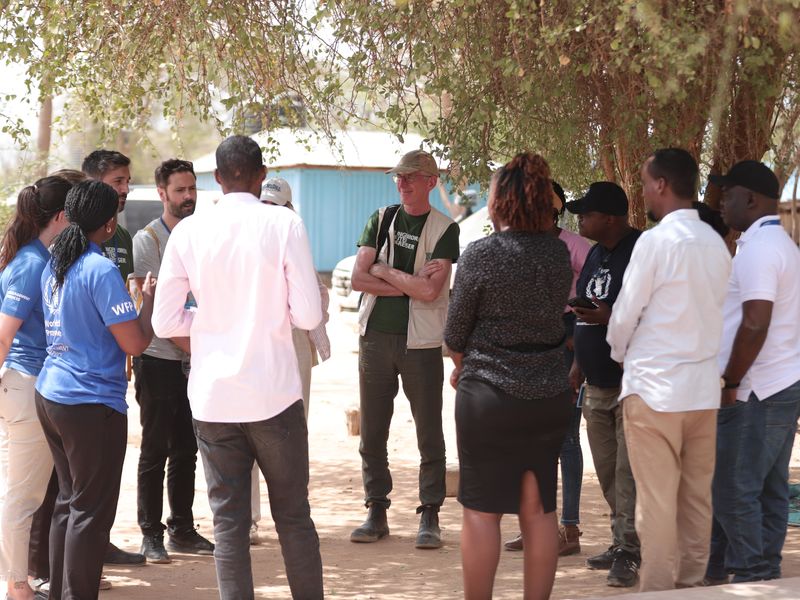 Høy møtevirksomhet i denne fasen av prosjektet. Ofte stående møter, i skyggen av trær på rimelig varme dager. (Kenya, oktober 25)