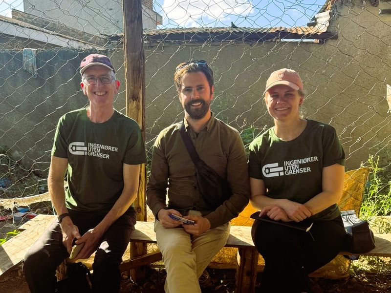 F.v. Ross Wakelin (IUG-frivillig), Gard Sviggum Saabye og Astrid Musæus (Human Brights).