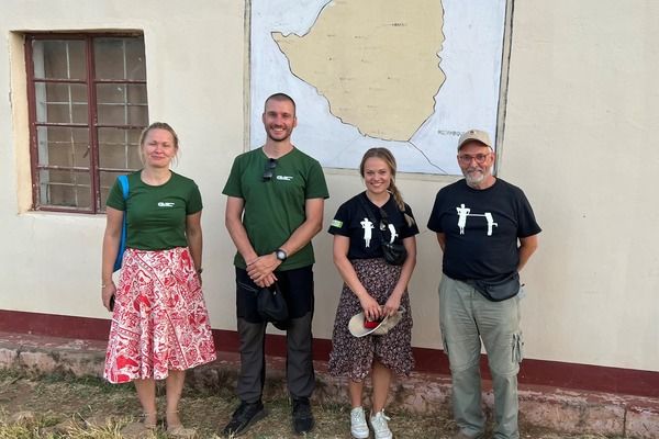 Marin Prebeg (nr. 2 fra venstre), her sammen med danske partnere i et annet prosjekt i Zimbabwe.