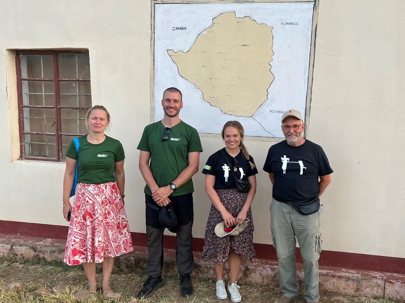 Marin Prebeg (nr. 2 fra venstre), her sammen med danske partnere i et annet prosjekt i Zimbabwe.