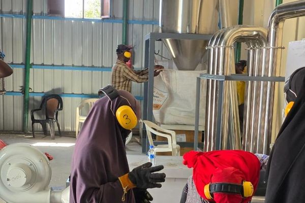 Tre kvinner og to menn har så langt fått arbeid i fabrikkens nye produksjonslinje med innsamlet plast.