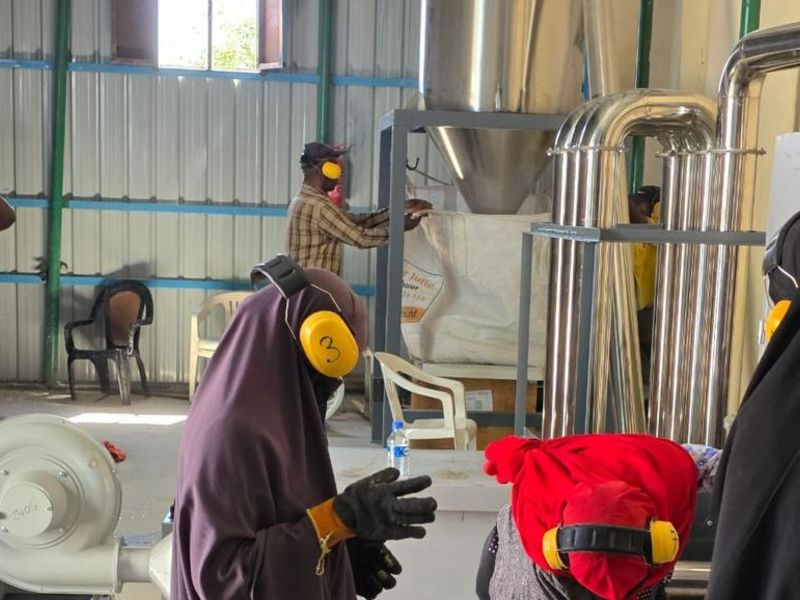 Tre kvinner og to menn har så langt fått arbeid i fabrikkens nye produksjonslinje med innsamlet plast.