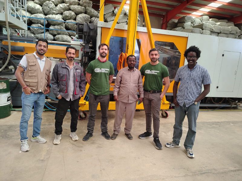 Prosjektleder Nima Nemati og IUG frivillig Gard Saabye fra besøk hos Tayo Plastic i 2025.