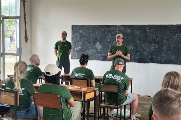 Deltagerne på turen fikk flere gode presentasjoner som ga innblikk i hvordan IUG arbeider med humanitær ingeniørinnsats. Her er det Marin og Torje som forteller om samarbeidet med Ziada skolen.