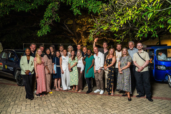 Deltageren fra IUG, sammen med flere gode samarbeidspartnere og medarrangeører på arrangementet Future of Clean Energy and E-Mobility in Tanzania. (Foto: Road to Africa, Intro Africa, Thought Leader)