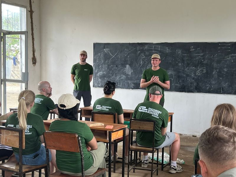 Deltagerne på turen fikk flere gode presentasjoner som ga innblikk i hvordan IUG arbeider med humanitær ingeniørinnsats. Her er det Marin og Torje som forteller om samarbeidet med Ziada skolen.