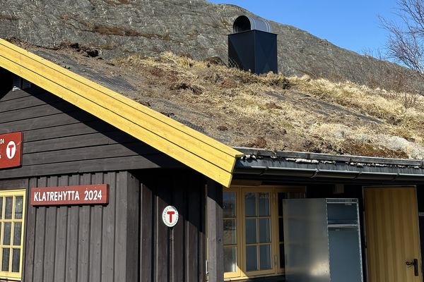 Beliggende tett på det populære klatrefeltet på Kaldklova, og derav navnet Klatrehytta. Klatrehytta kan brukes året rundt, og har siden 2024 vært drevet av DNT Trondheim.