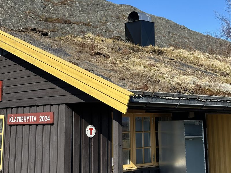 Beliggende tett på det populære klatrefeltet på Kaldklova, og derav navnet Klatrehytta. Klatrehytta kan brukes året rundt, og har siden 2024 vært drevet av DNT Trondheim.