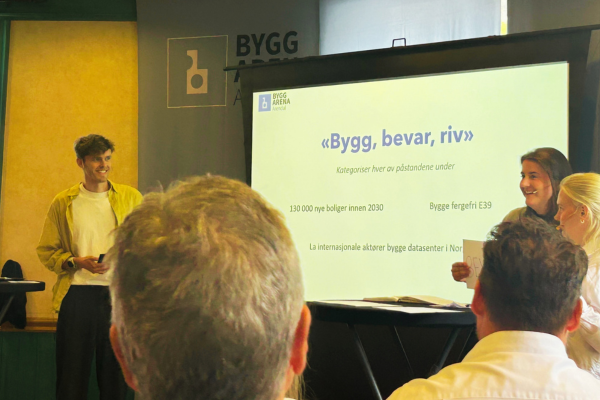 Erlend Anfinnsen (fra Norconsult, og IUG-frivillig bl.a. på Plastdagen) ledet panelsamtalen: Byggebransejn og de umulige løftene: Evig vekst i et nullutslippssamfunn.