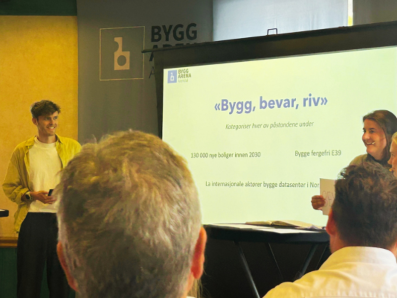 Erlend Anfinnsen (fra Norconsult, og IUG-frivillig bl.a. på Plastdagen) ledet panelsamtalen: Byggebransejn og de umulige løftene: Evig vekst i et nullutslippssamfunn.