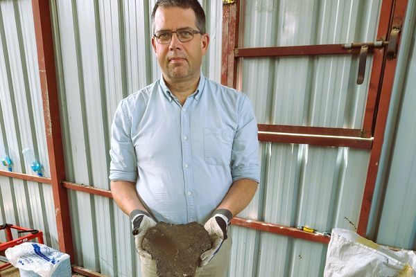 Alf Morten med belegningssteinen som ECO Plastics produserer.