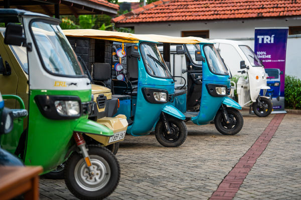 Elektriske bajajer er et stadig hyppigere syn i Dar es Salaams gater. Her er flere modeller oppstilt på den norske ambassaden i Dar es Salaam (i forbindelse med arrangementet om eletrifisering av transportsektoren som IUG var medarrangør på i mai 2026).