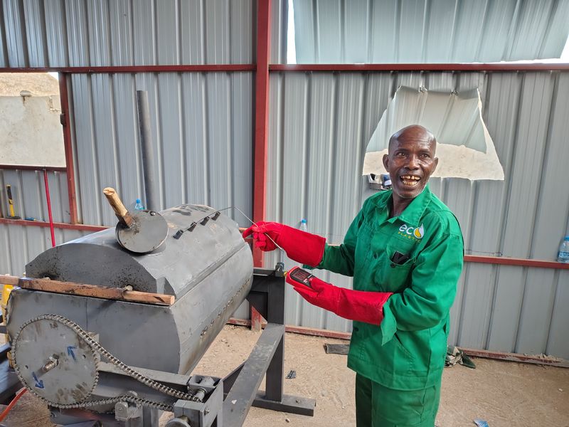 Stor stas for ECO Plastics-ansatt Mohamed Koosar - når den nyutviklede plastsmelteren fungerer optimalt. Med denne maskinen er produksjonen mer enn seksdoblet.