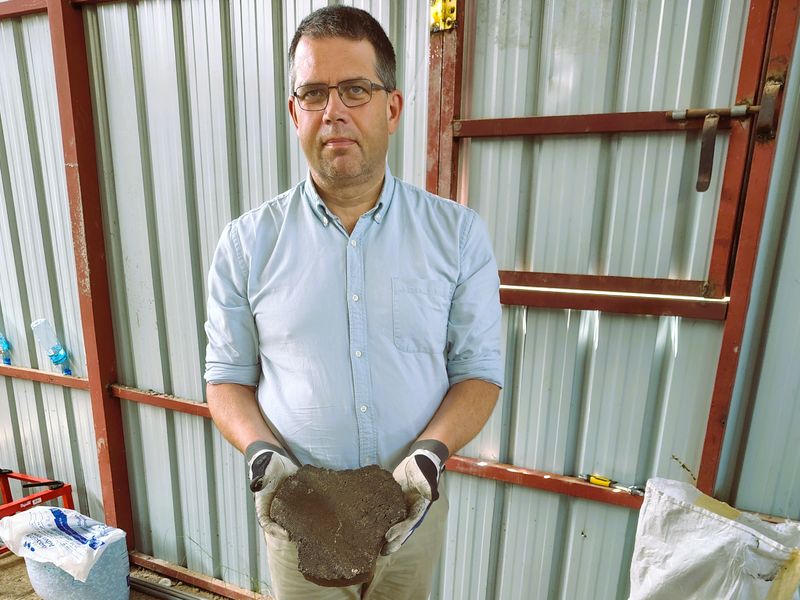 Alf Morten med belegningssteinen som ECO Plastics produserer.