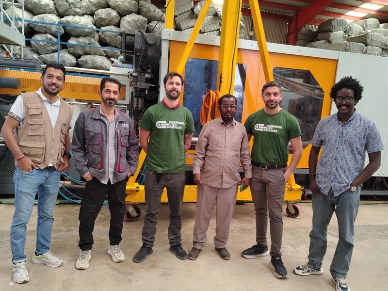 Fra tidligere prosjektbesøk hos Tayo Plastics: F.v. Utsav (World Vision Somalia) Asadi (ingeniør Tayo), Gard (IUG-frivillig), Abdulkarim (daglig leder Tayo), Nima og Liban.