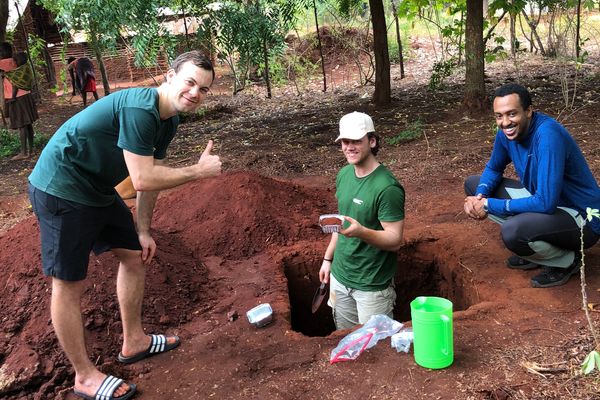 Iver i felt i Kilifi, Kenya, gjennomfører geotekniske undersøkelser som grunnlag for prosjekteringen av en underjordisk vanntank ved en lokal skole.