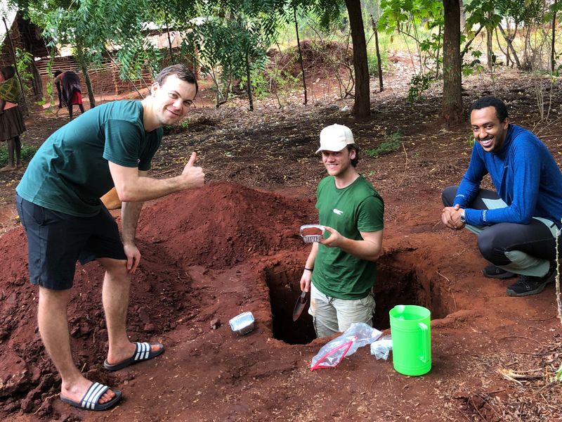 Iver i felt i Kilifi, Kenya, gjennomfører geotekniske undersøkelser som grunnlag for prosjekteringen av en underjordisk vanntank ved en lokal skole.