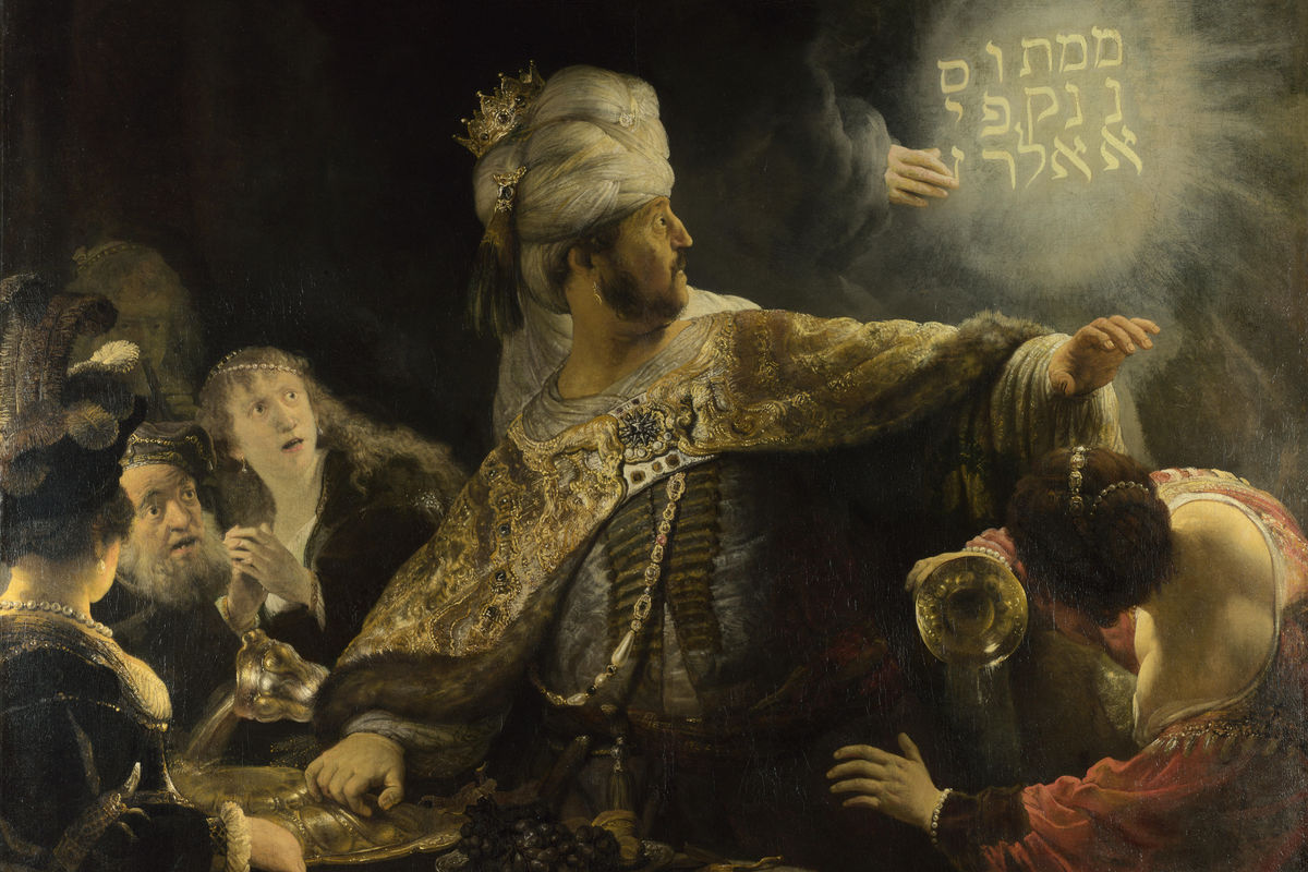 Rembrandts «Belsassars gjestebud» (1635) fanger inn frykten i scenen. Rembrandt kopierte de hebraiske tegnene fra en bok, likevel er ett av dem feilskrevet. Han satte dem også i kolonner i stedet for fra høyre mot venstre, slik hebraisk skal skrives. (National Gallery, London)