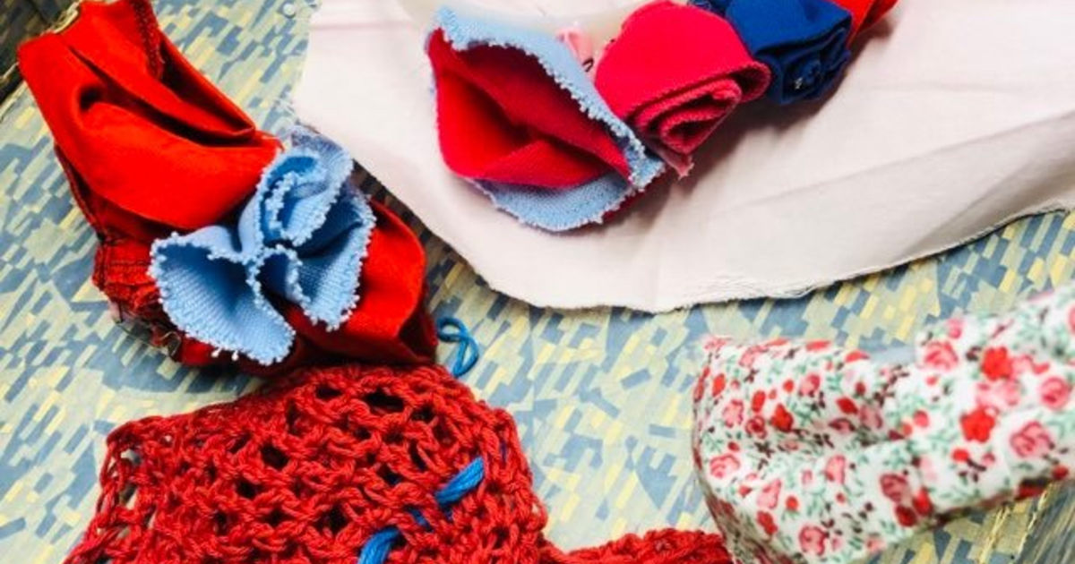 Tekstilkunstner Eline Medbøe lager nye kostymer til Klokkeklovnene sammen med sykehjemsbeboere