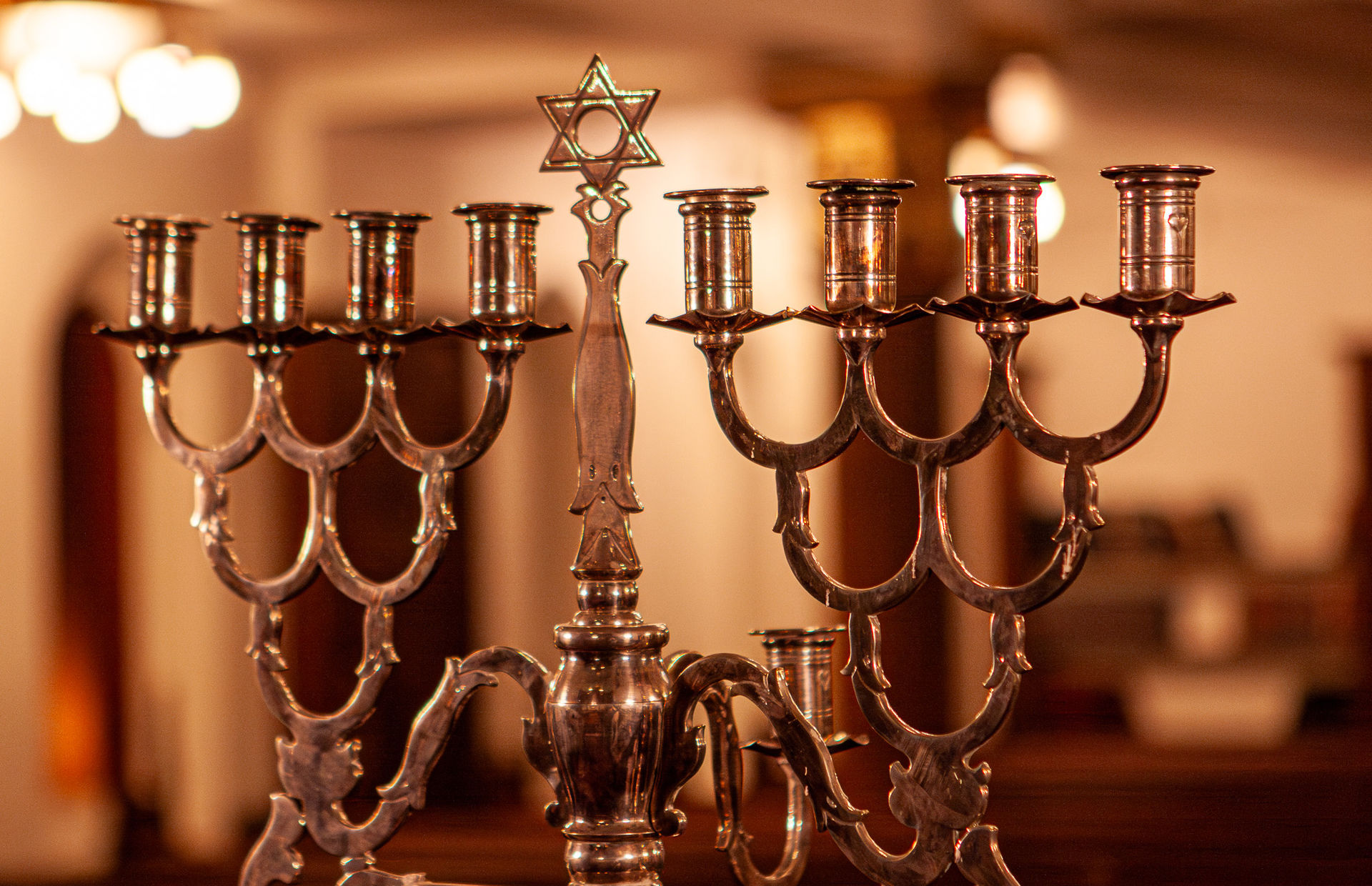 Den åttearma ljosestaken, frå jødane sin synagoge i Bergstien 13 i Oslo.
