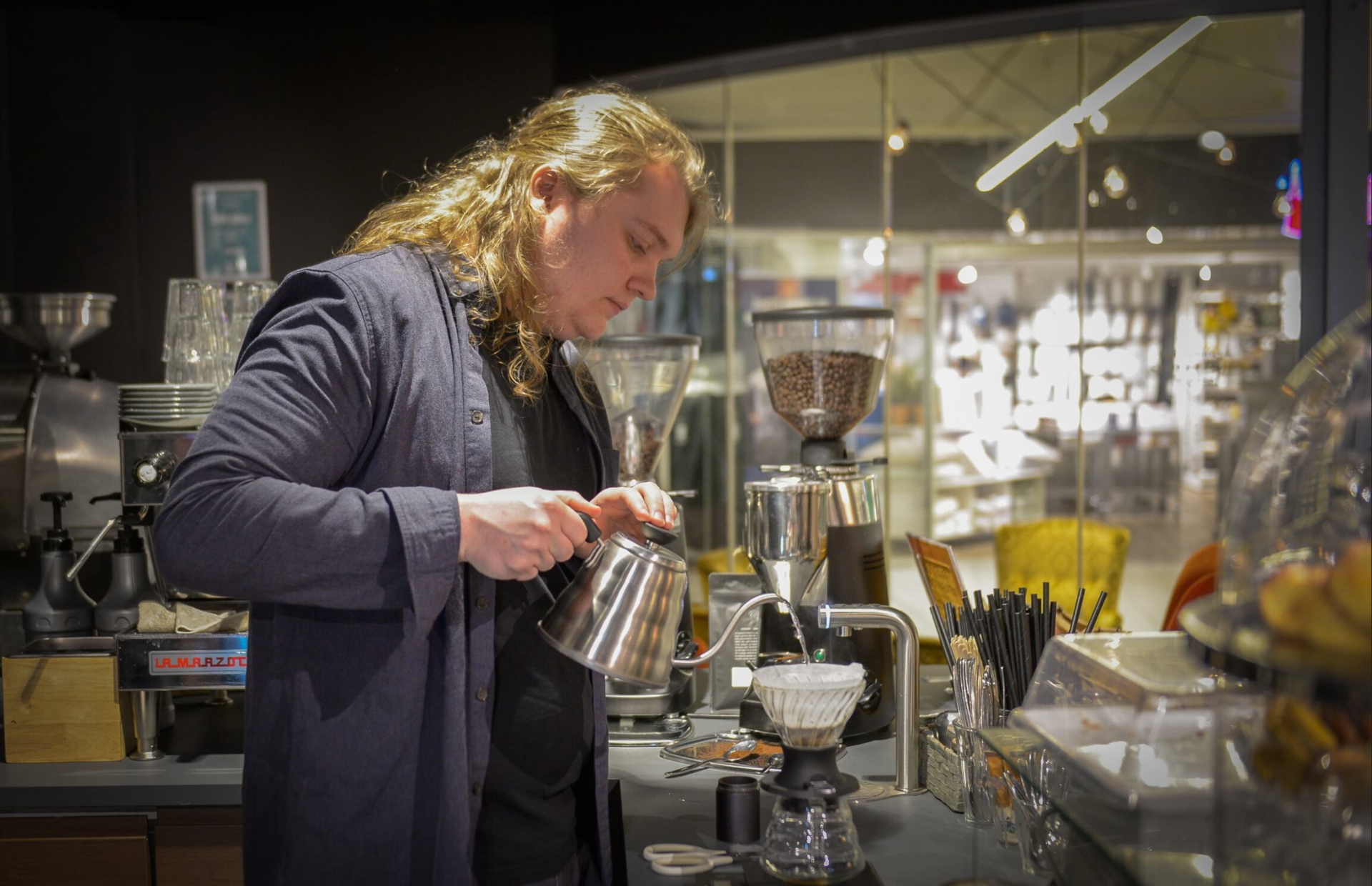 Andreas Harestad skal være Norges deltaker i helgens VM. Her på arbeidsplassen sin Drøsen kaffebar på Nærbø.