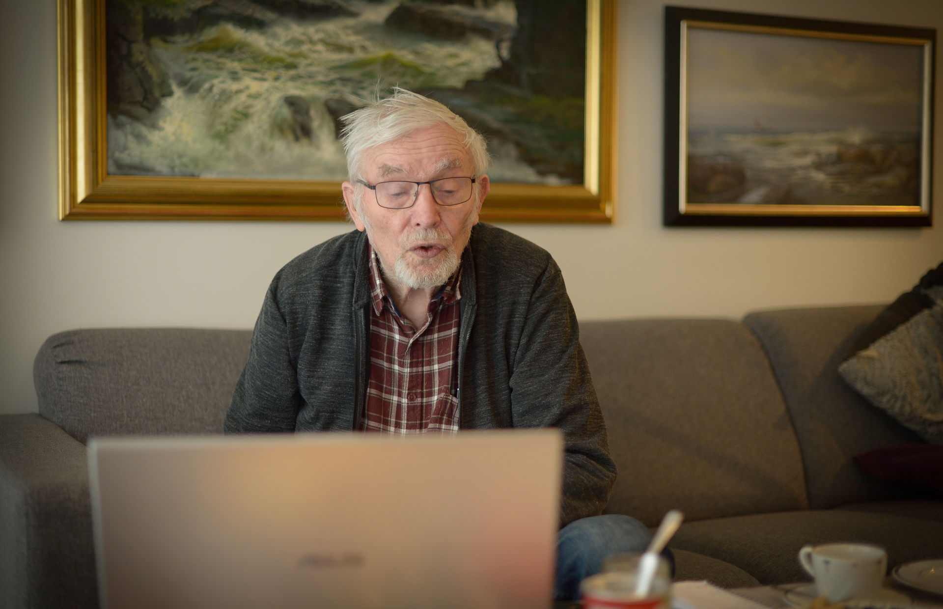Odd Dubland (85) sitter mye foran laptopen – både for å surfe YouTube for korsang og spille sjakk på nett.
