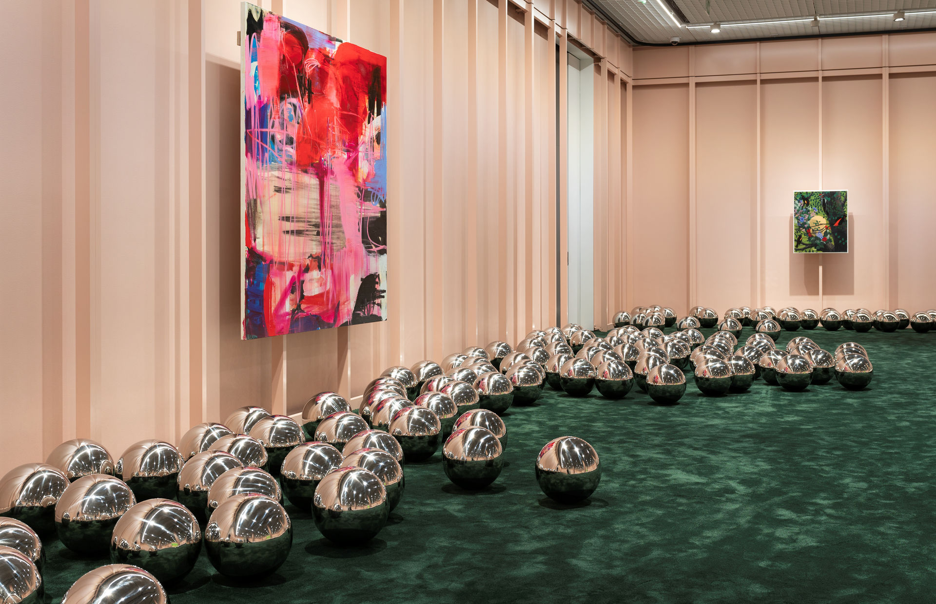 «Narcissus Garden» av Yayoi Kusama er omkranset av malerier i utstillingen på Nasjonalmuseet.