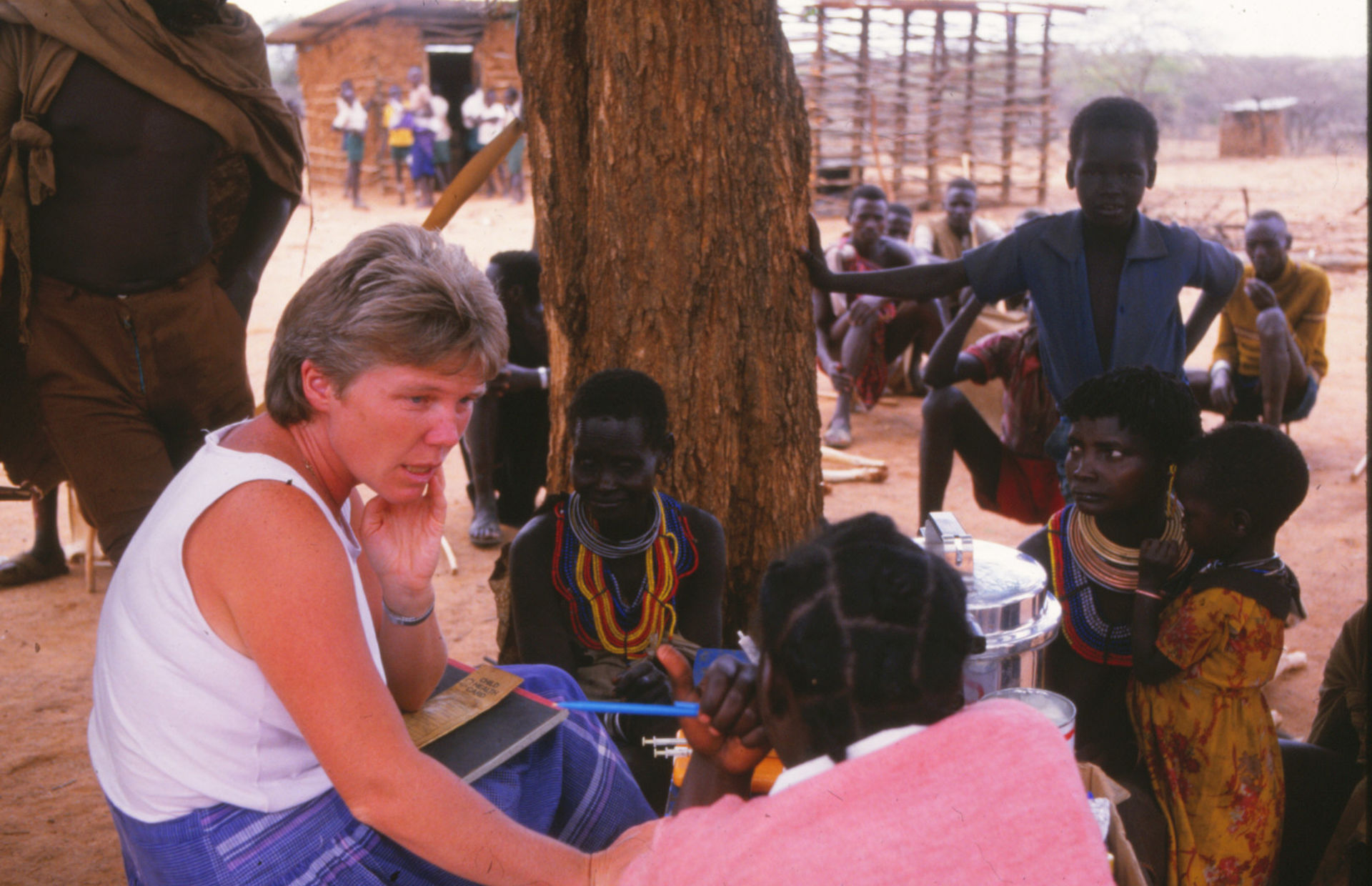 Astri besøkte flere landsbyer med vaksiner og medisin i løpet av tjenesten sin. Dette er fra cirka 1988.