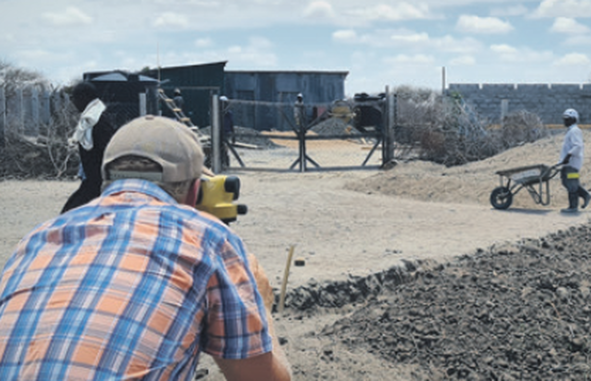 «Ola» arbeider som prosjektrådgiver i et bistandsprosjekt, her ser vi han i full aksjon.