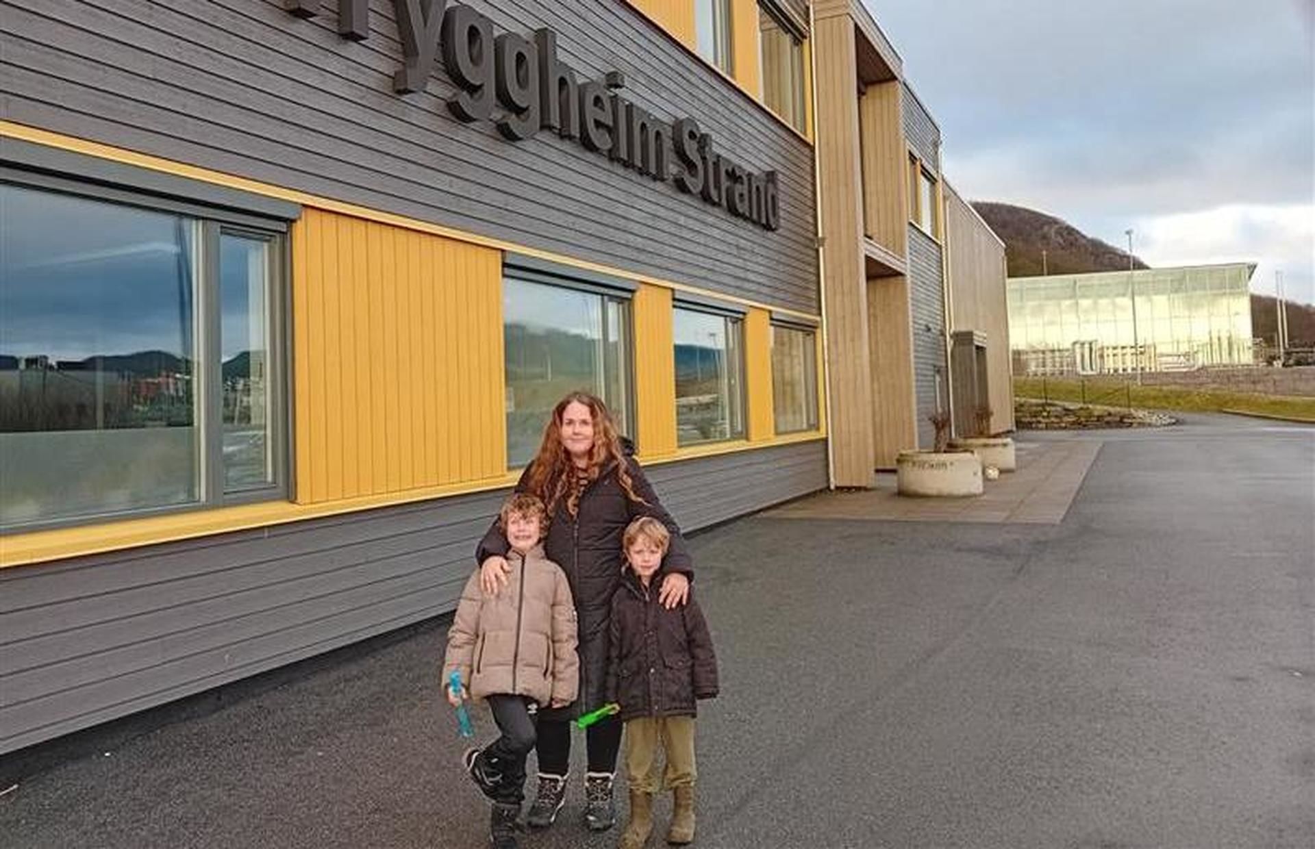 Jona Rørtvedt Engø (7 år og andreklassing), mor Elise Rørtvedt og Benjamin Rørtvedt Engø (5). Benjamin er en av neste års førsteklassinger.