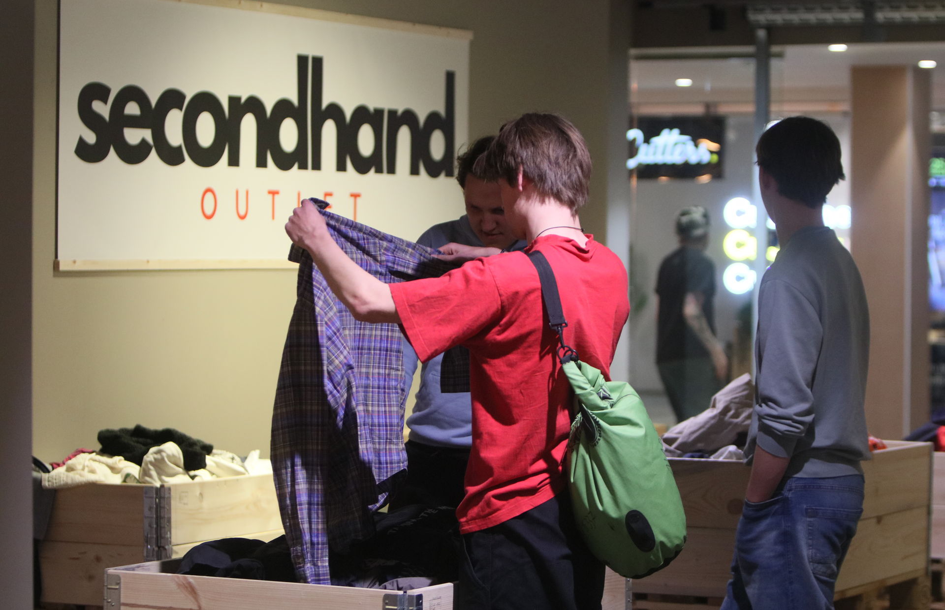 En guttegjeng er innom butikken for å sjekke utvalget til Kvadrat sin nye gjenbruksbutikk.