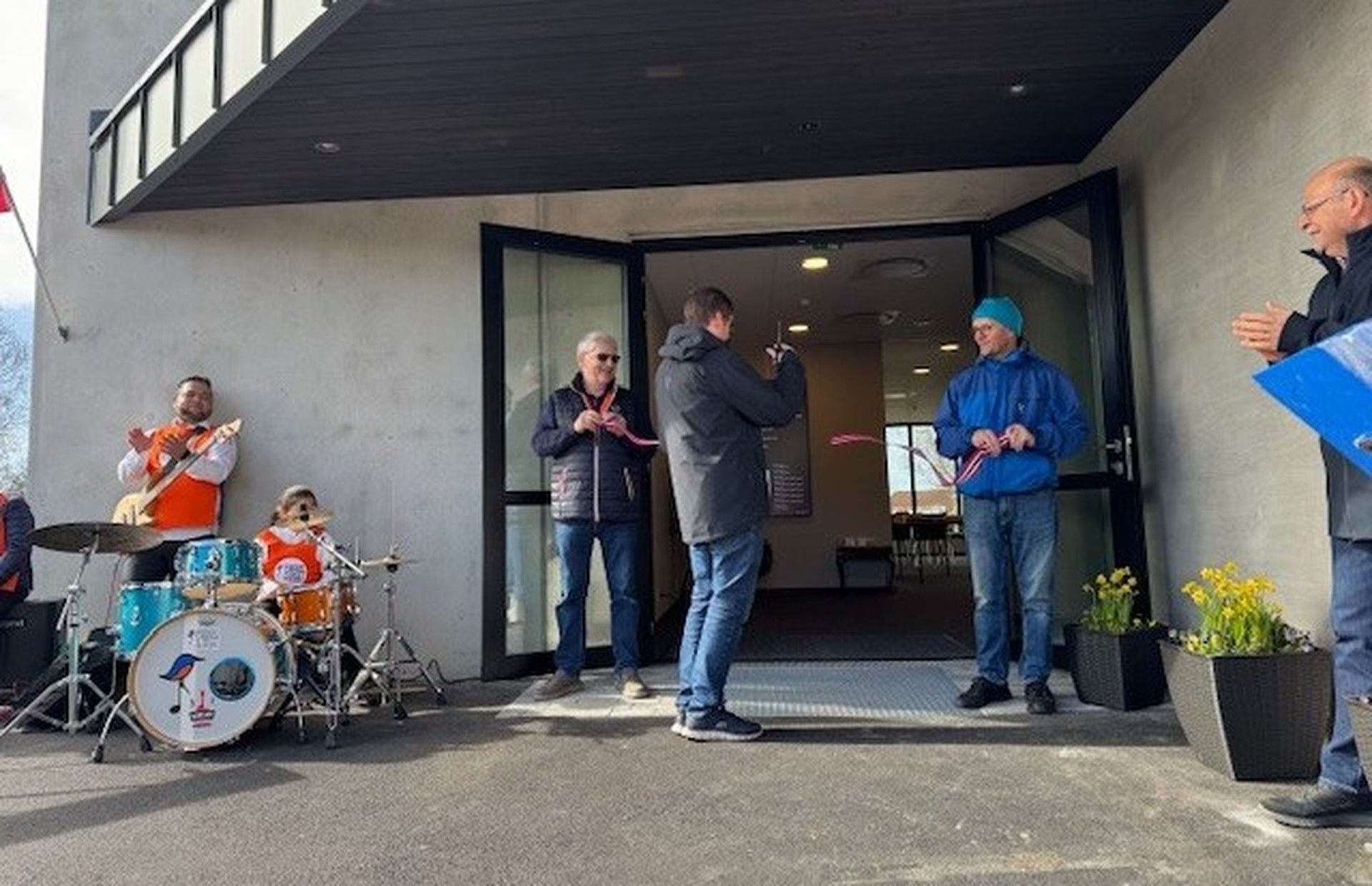 Styreleder i Solheim Misjonslag, Jon Håvard Gundersen, fikk æren av å klippe snoren.