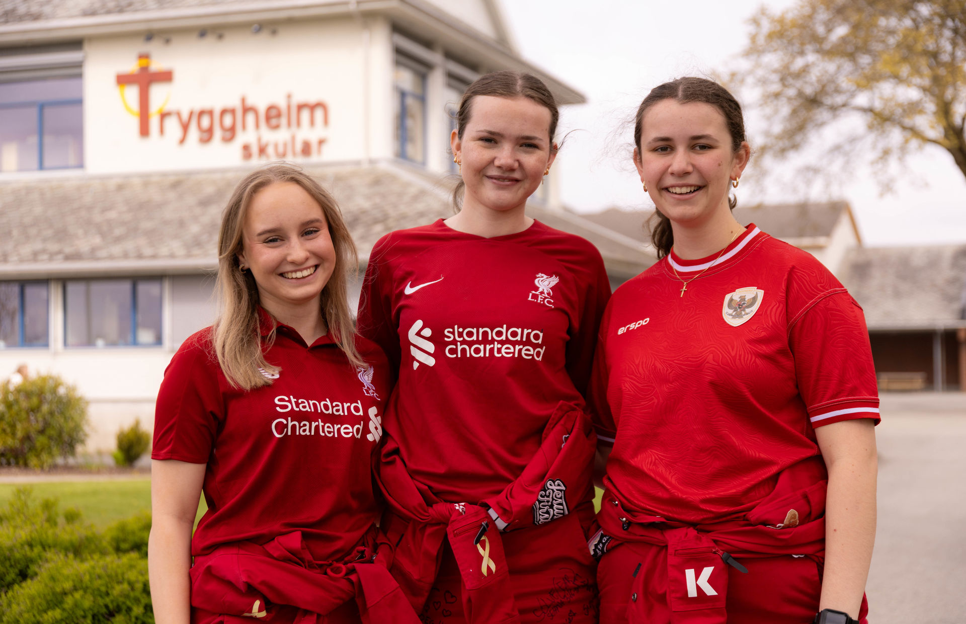 Bjørk Lukkedal (18), Oda Salte (18), Hanna Indrebø (18) må snart ut å gå.