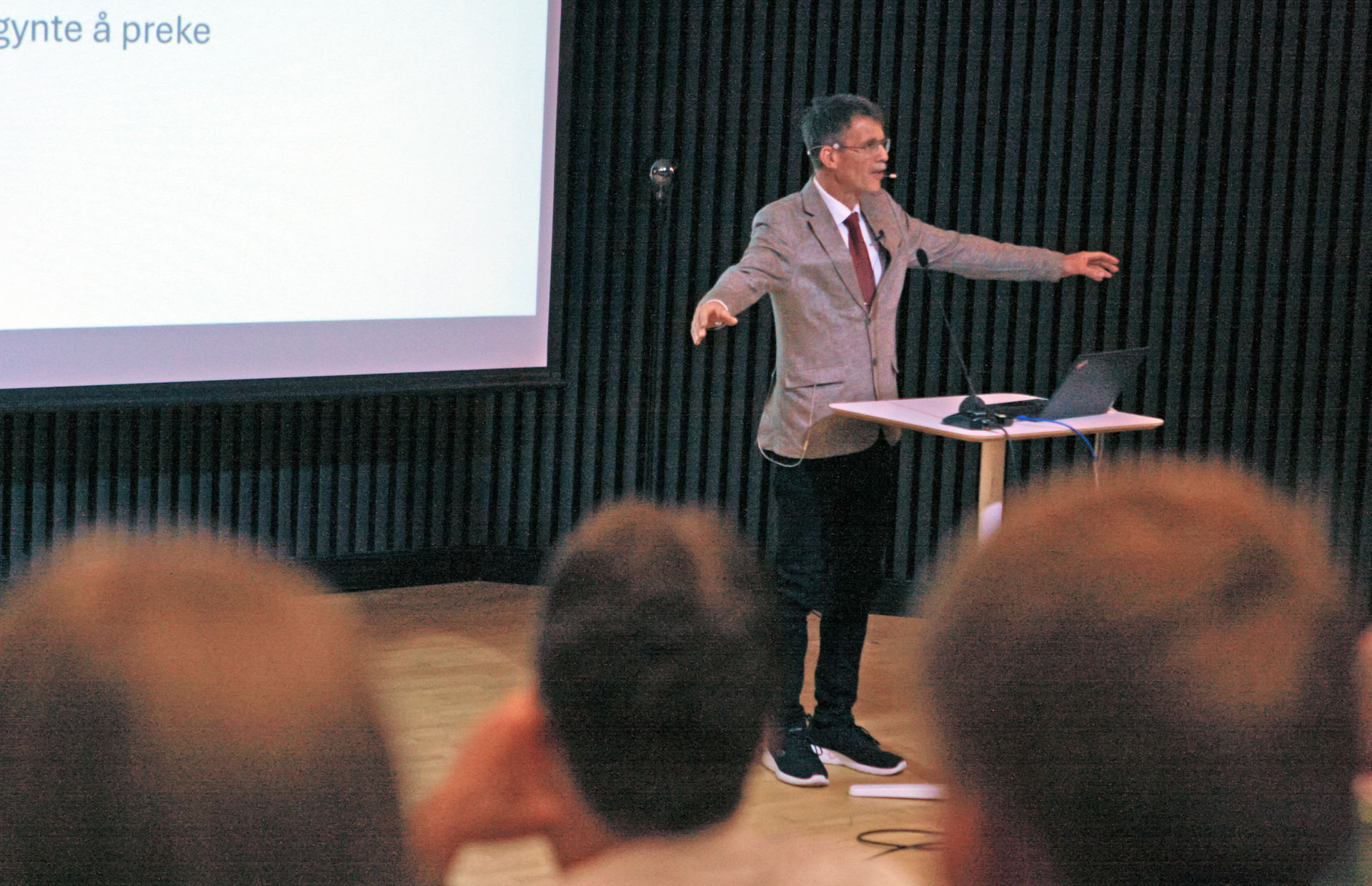 Sverre Bøe holdt sin avslutningsforelesning den 8. mai. Til sommeren blir han pensjonist, men skal fortsette i en 20 % stilling ved Fjellhaug Internasjonale Høgskole.