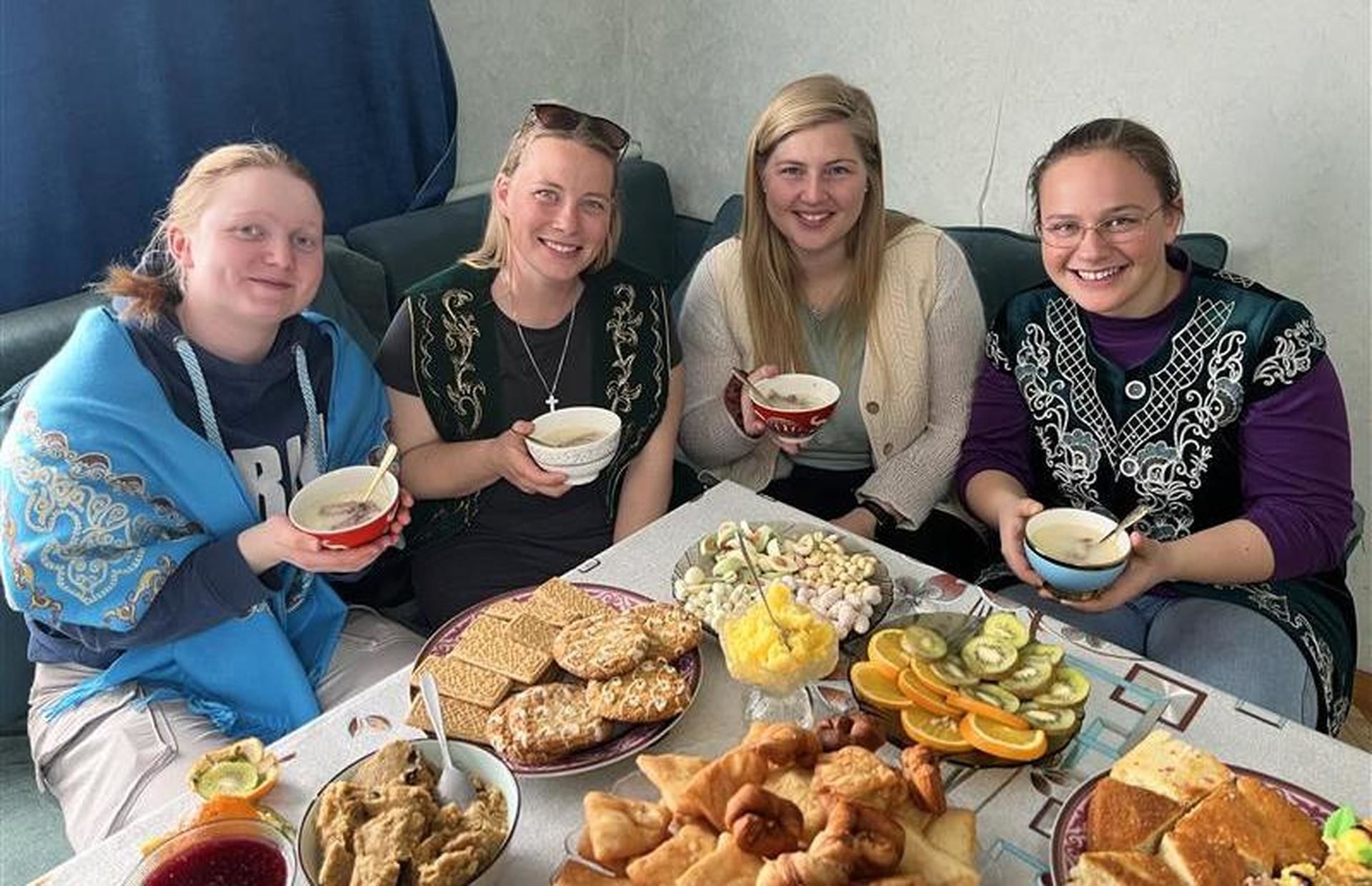 På besøk hjå dei lokale vert det ofte god prat og mykje te. Emely Nikola nummer tre f.v.