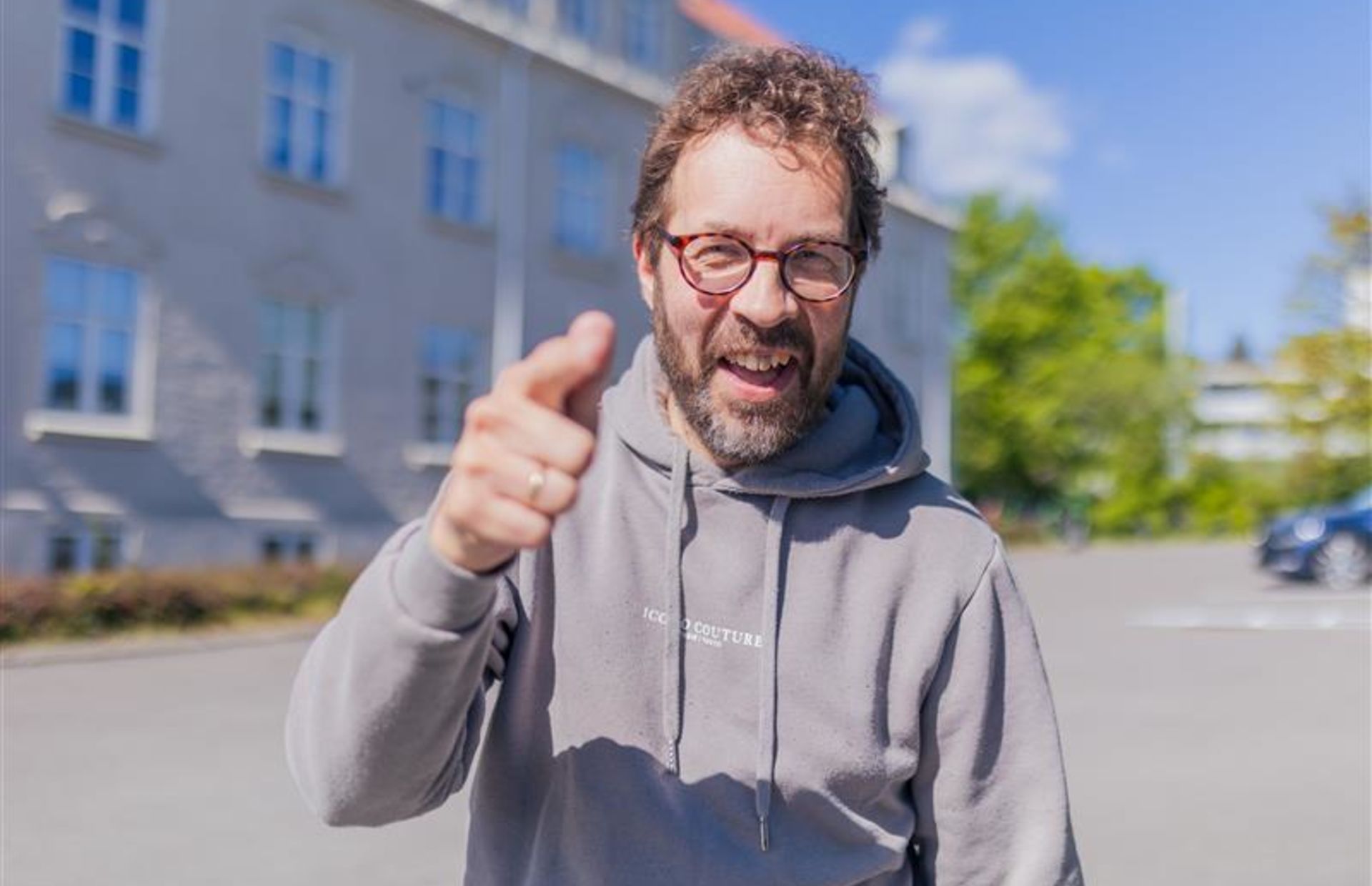 Fra visjonær ungdomsleder til en b-menneskelig bauta
