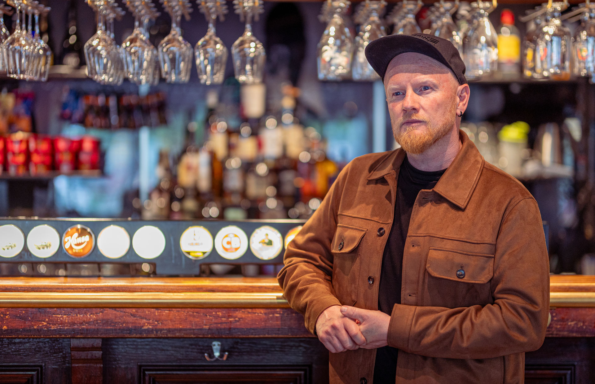 – Vi samles backstage før konserten og legger kvelden i Guds hender. Vi merker at det skjer noe med atmosfæren i rommet, sier Lewi Bergrud.