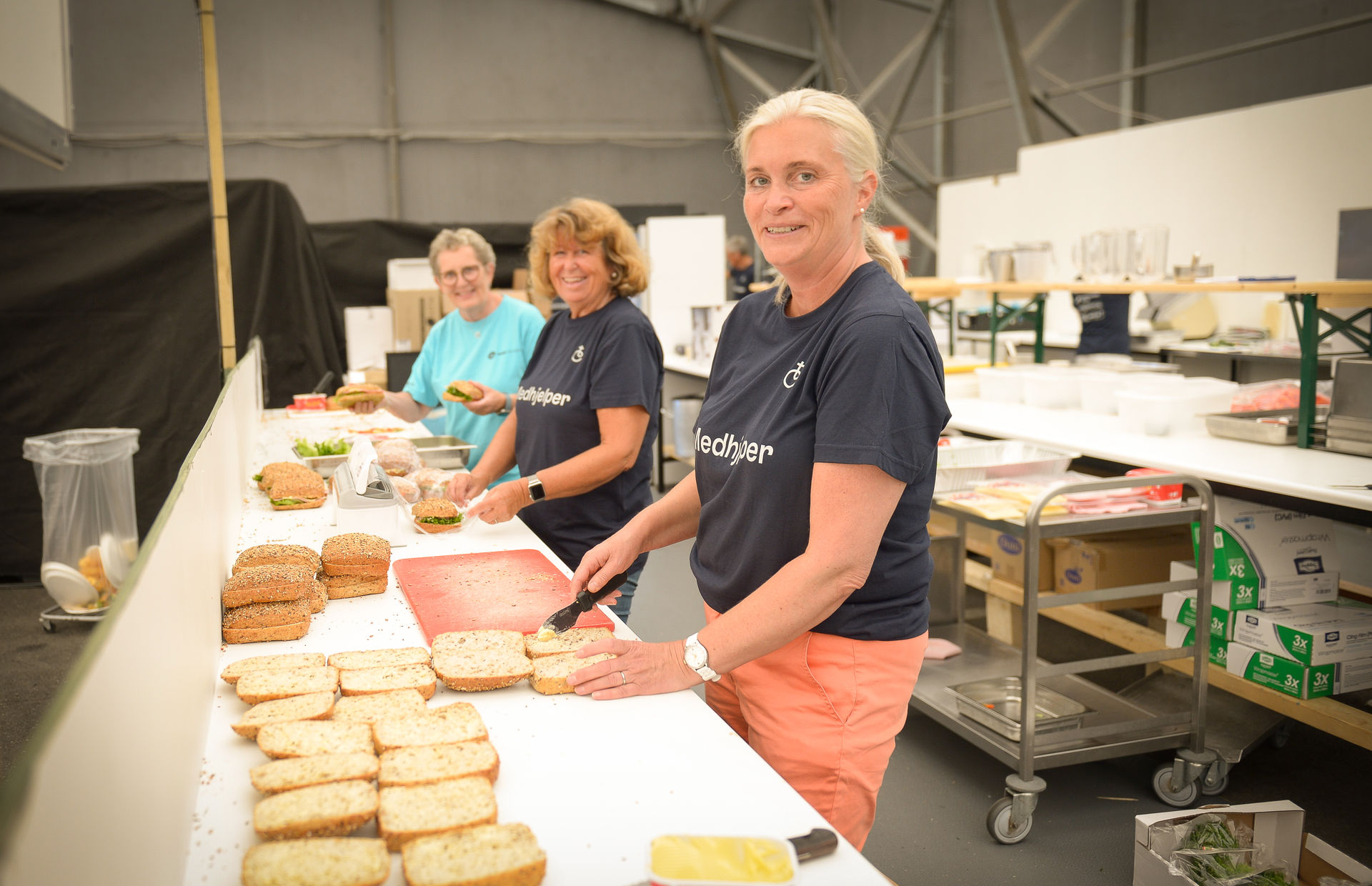 Det skal smøres mange rundstykker hver dag. Nærmest kamera: Heidi Hebnes Flaten, Aud Elin Kjerpeseth og Torill G. Fjetland.