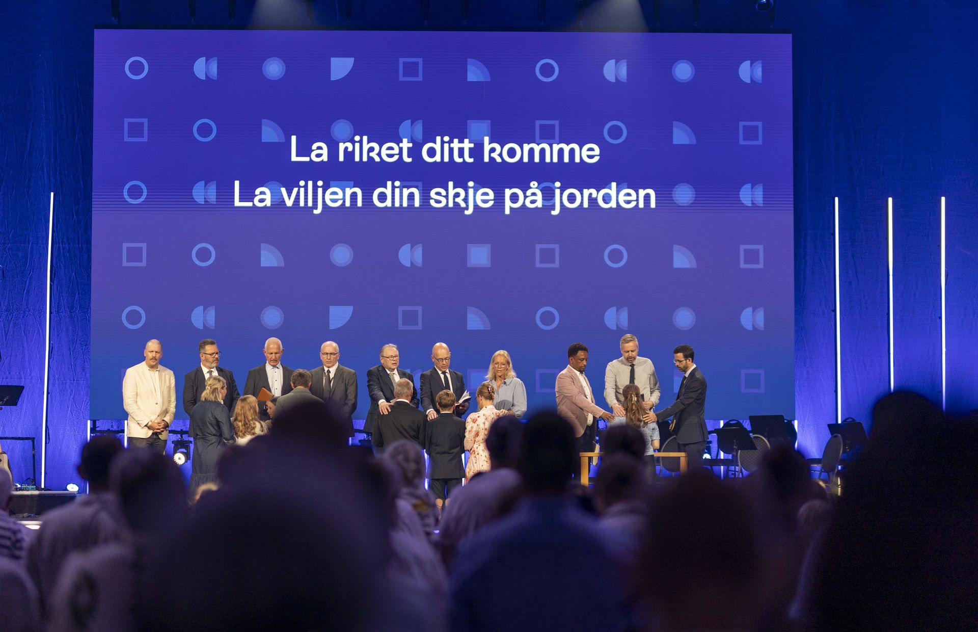 Utsendinger under misjonærinnvielsen, siste dag på Misjon25. F.v. Kristine og Trond Goa, sammen med døtrene. Marit L. og Njål Kristensen, sammen med sønnen Sigmund på 14 år, og Emly Nancy Aase, som skal være lærer for de norske barna i Mongolia.