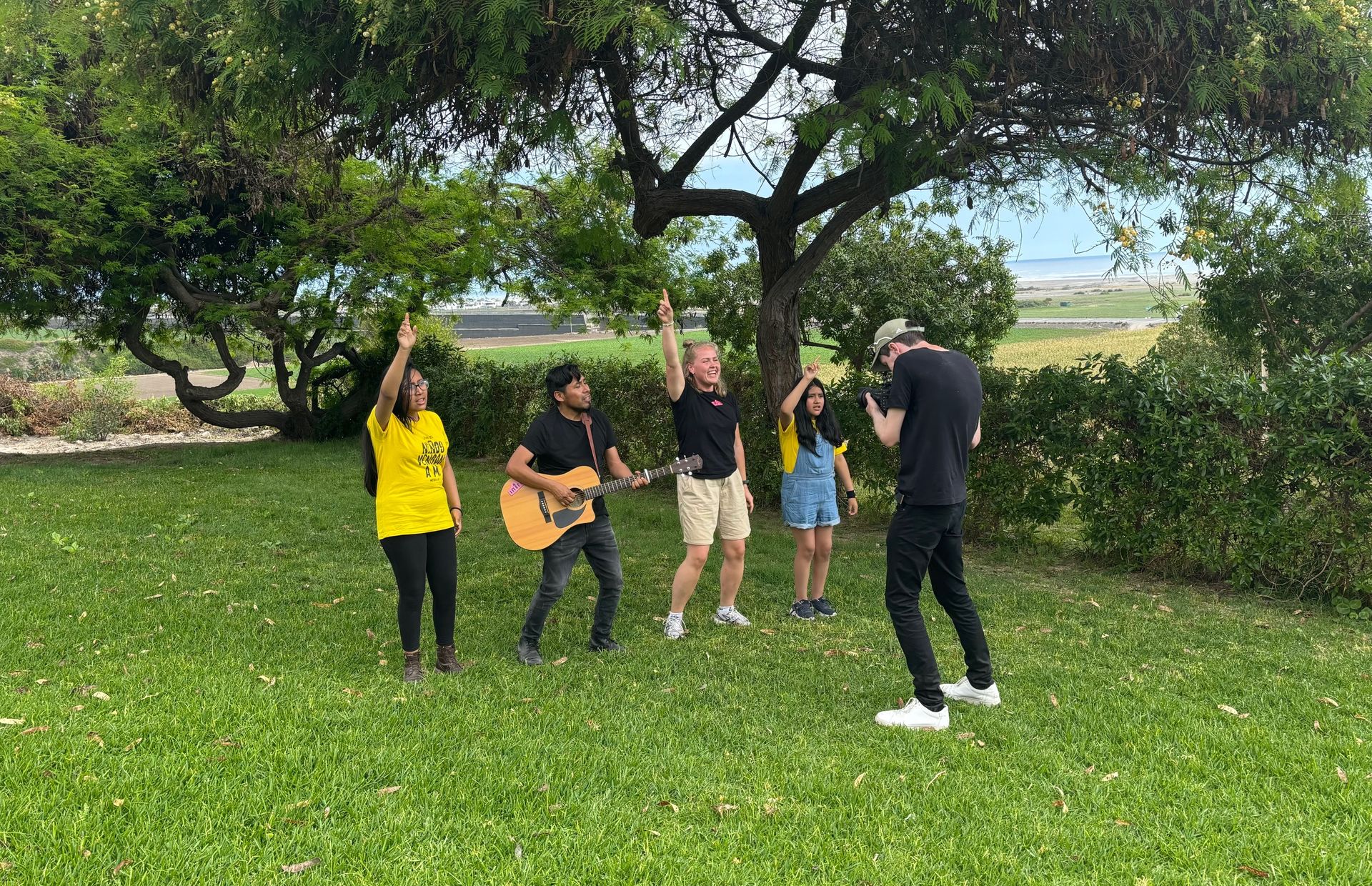 Trine J. Holskar med Maite, Kjersti og Fabian Morales spiller inn musikkvideoen Jesus es la luz