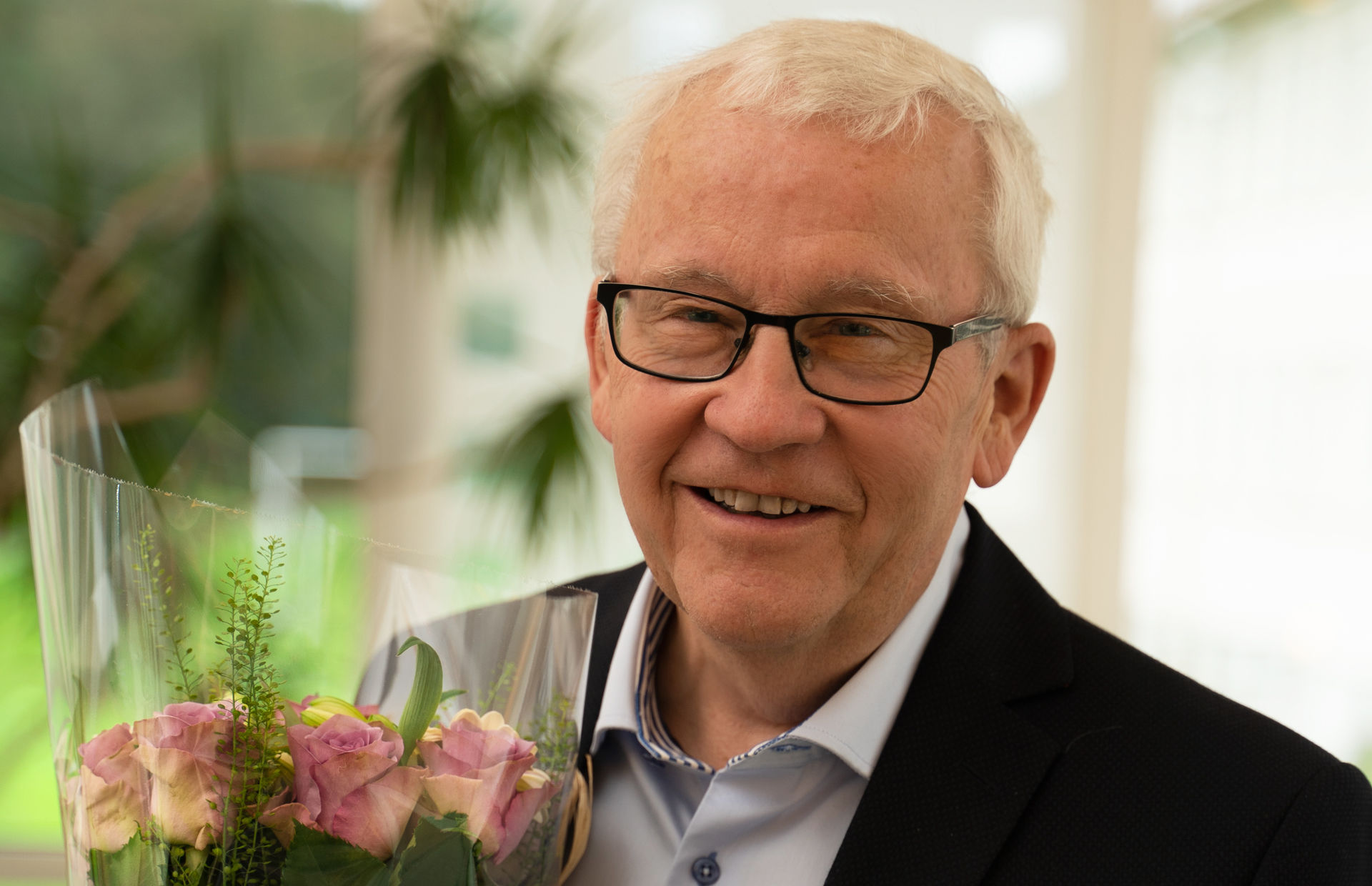 Med strategisk blikk, åpenhet og tillit bygde Bjarne Kvam både institusjoner og mennesker. Som NLA-rektor i over 25 år, som pådriver for friskolene og som nærværende leder med et varmt hjerte, satte han dype spor i norsk utdanning og i livene til dem han møtte. Nå er han gått bort, dypt savnet av både kolleger, studenter og familie.