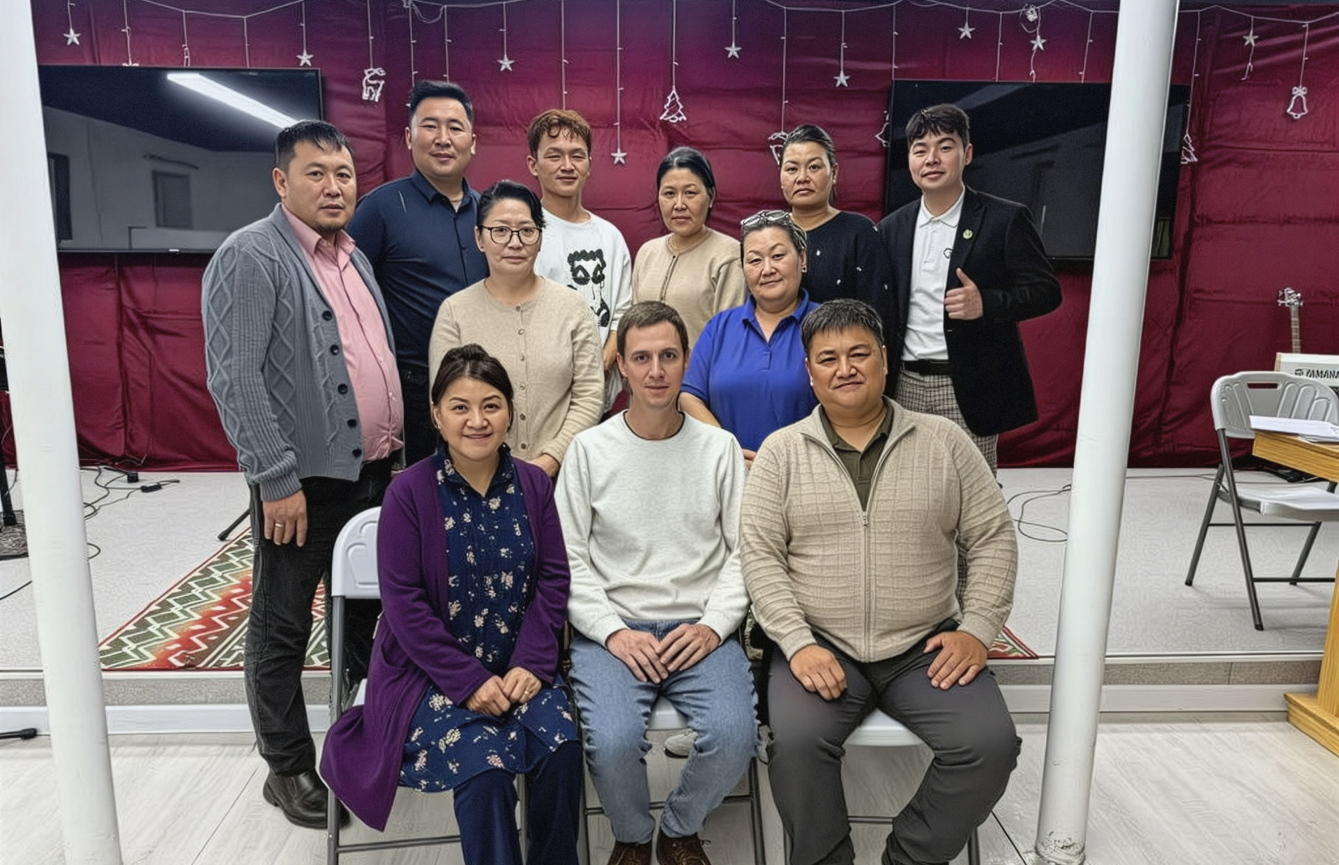 Eksamensbilde fra Bayriin Medee bibelskole med studenter og Håvard Aasland(m.f) flantkert av pastorparet Puredorj Jamsran og kona Amraa