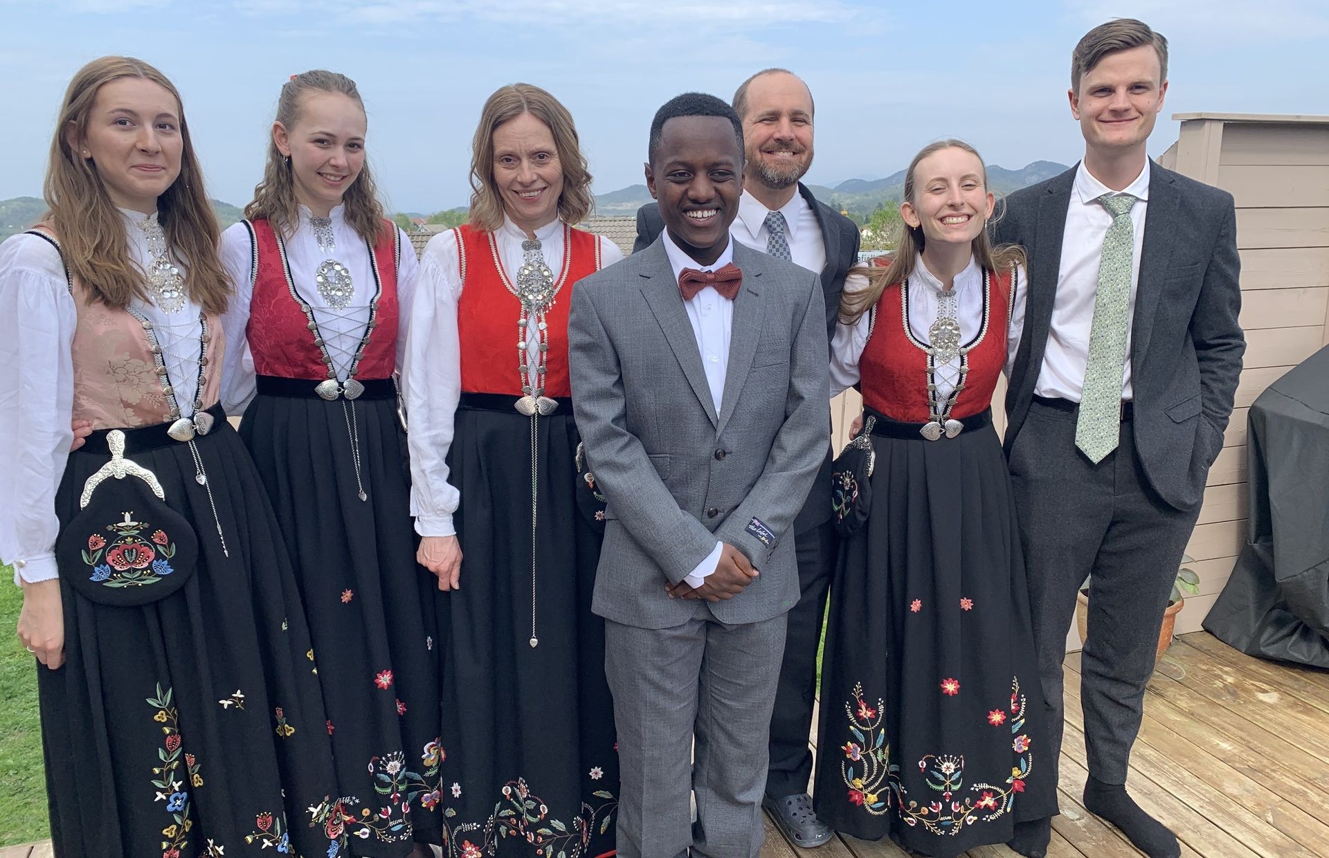 William på konfirmasjonsdagen. Fv: Kamilla Grace, Cathrina Leilani, Åshild, William Betselot, Justin, Victoria Elisabeth, Preben (gift med Victoria)