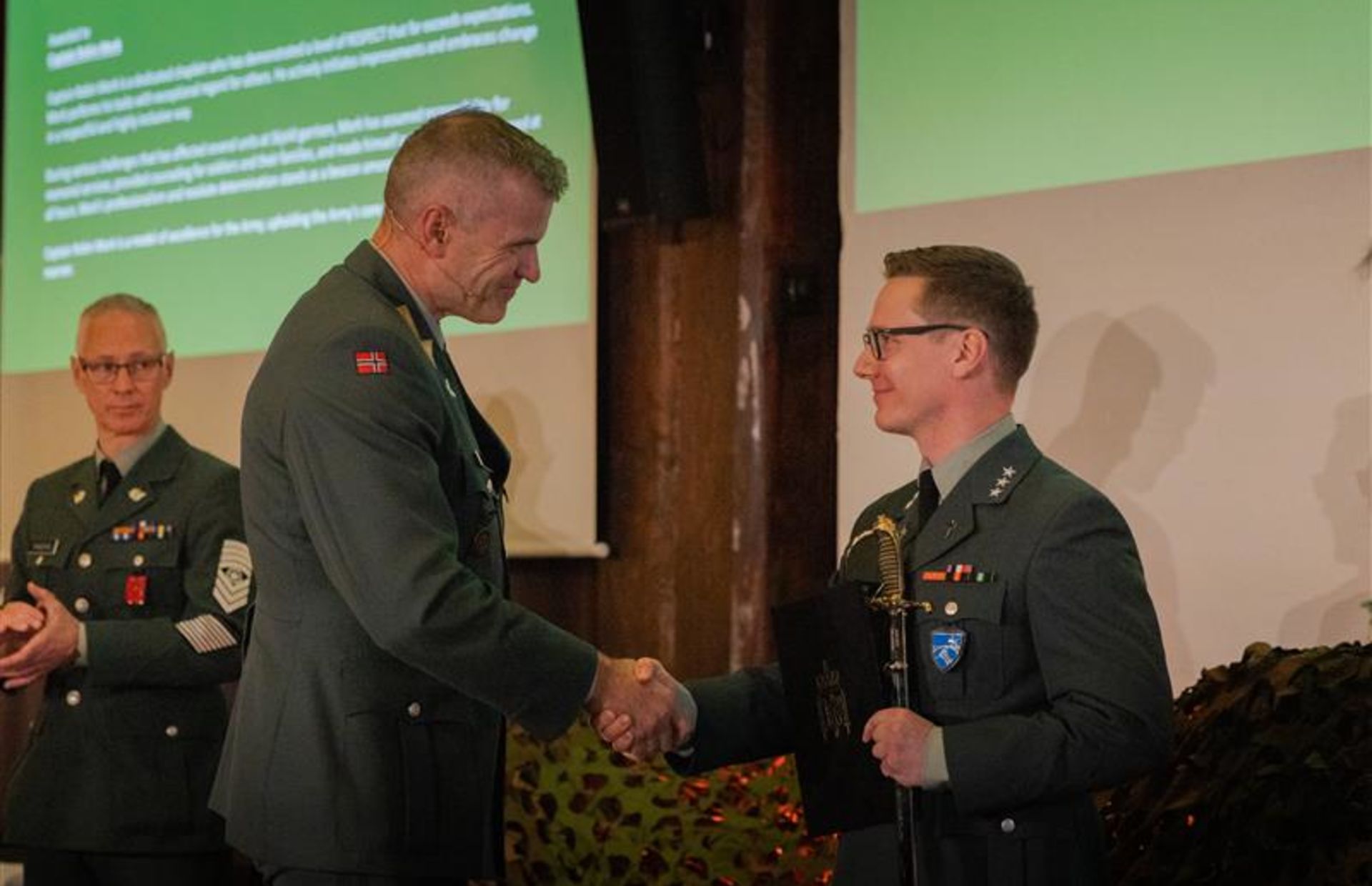 Robin Mork tildeles Hærens pris for respekt av sjefen for Hæren, generalmajor Lars Lervik.